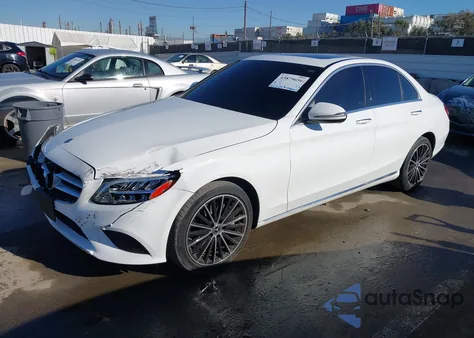 2019 Mercedes-Benz C 300 z USA, uszkodzony, nr VIN 55SWF8DB2KU308776